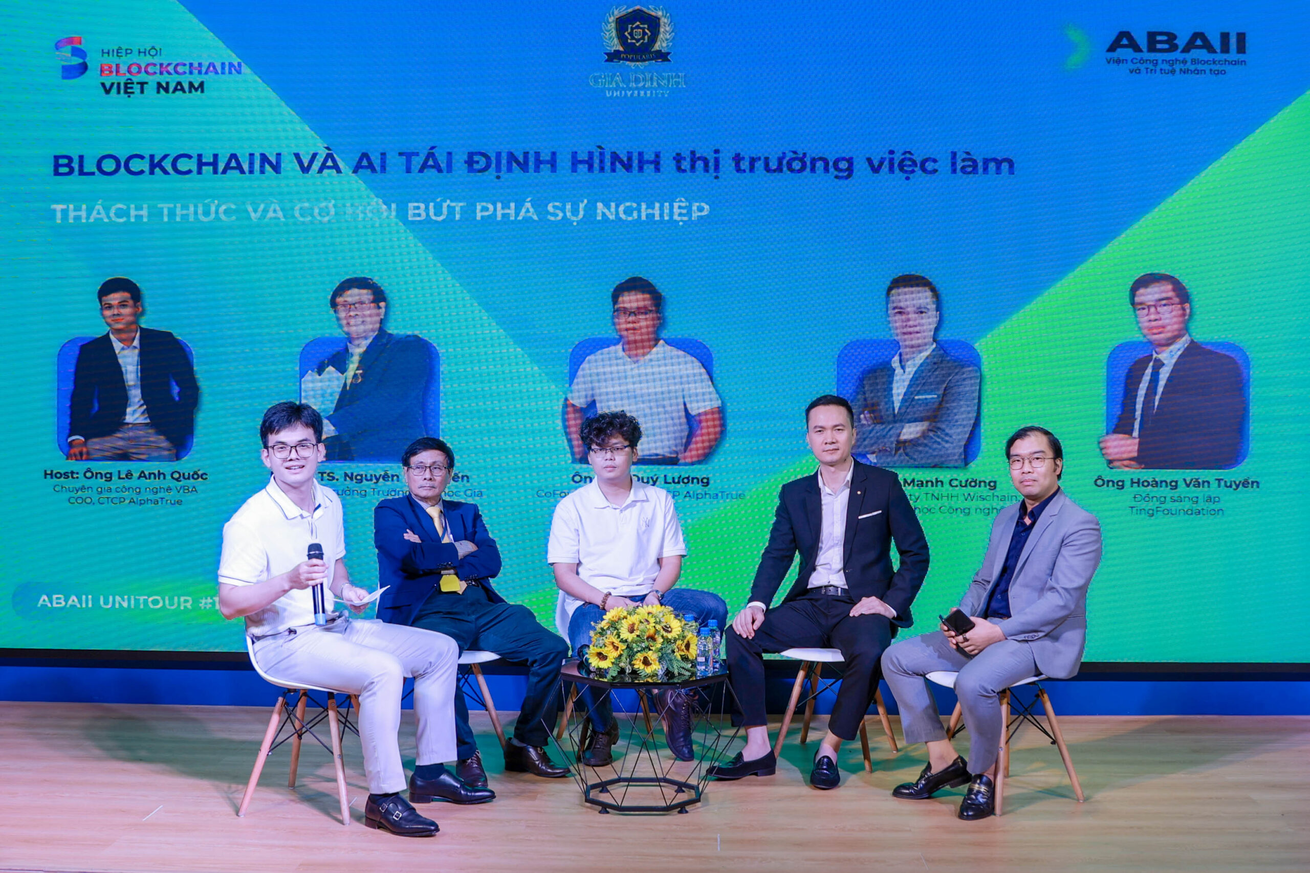 Các diễn giả thảo luận về tác động của Blockchain và AI đối với thị trường việc làm