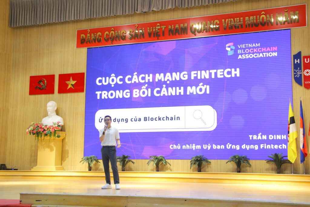 Ông Trần Huyền Dinh chia sẻ chi tiết về bức tranh tổng quan và tiềm năng phát triển của thị trường Fintech trong bối cảnh chuyển đổi số