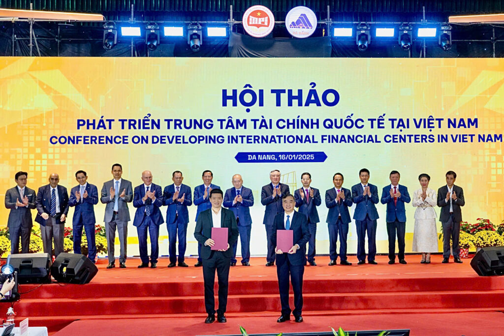 Ông Lê Trung Chinh, Chủ tịch UBND TP Đà Nẵng và ông Phan Đức Trung, Chủ tịch Hiệp hội Blockchain Việt Nam ký kết Biên bản ghi nhớ Hợp tác Phát triển Trung tâm tài chính quốc tế tại TP Đà Nẵng.